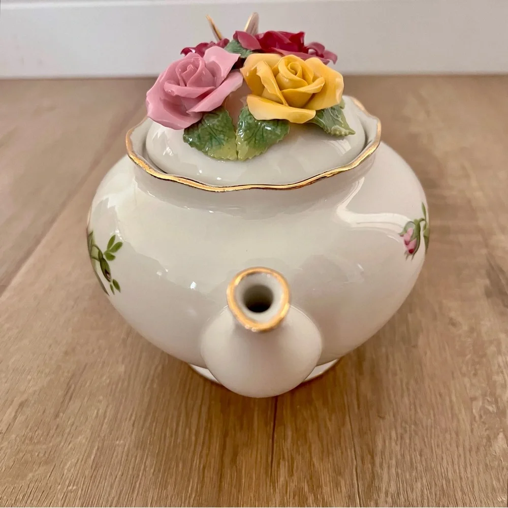 Royal‎ Albert Old Country Roses Teapot with Butterfly & Roses on Lid Vintage